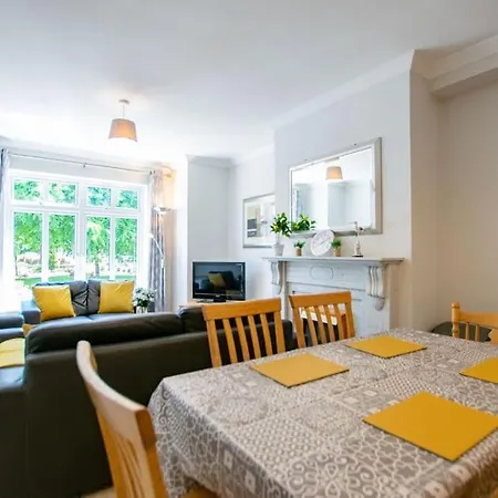 93 - Roomy Townhouse By Shortstays Hébergement de vacances