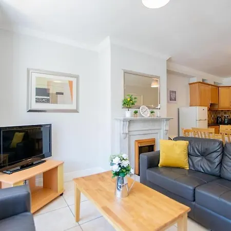 93 - Roomy Townhouse By Shortstays Hébergement de vacances