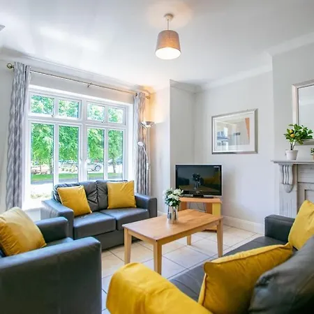Holiday home 90 - Roomy Townhouse By Shortstays