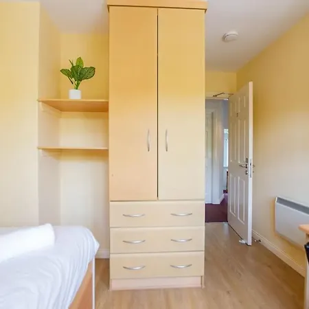 90 - Roomy Townhouse By Shortstays *