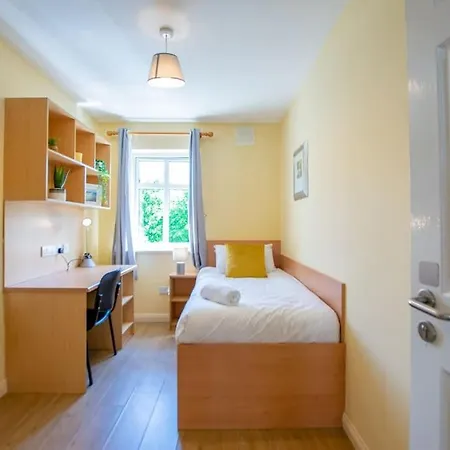 90 - Roomy Townhouse By Shortstays Holiday home *