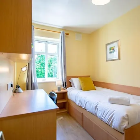 90 - Roomy Townhouse By Shortstays
