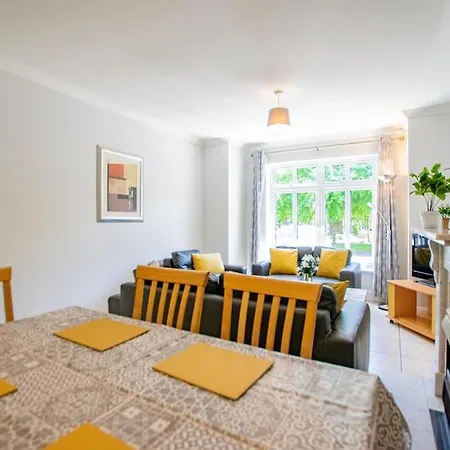 Holiday home 90 - Roomy Townhouse By Shortstays *