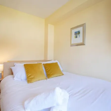 90 - Roomy Townhouse By Shortstays Holiday home *
